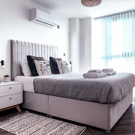 Luxe Penthouse Retreat: With Free Parking! Apartment Brentford Exterior photo