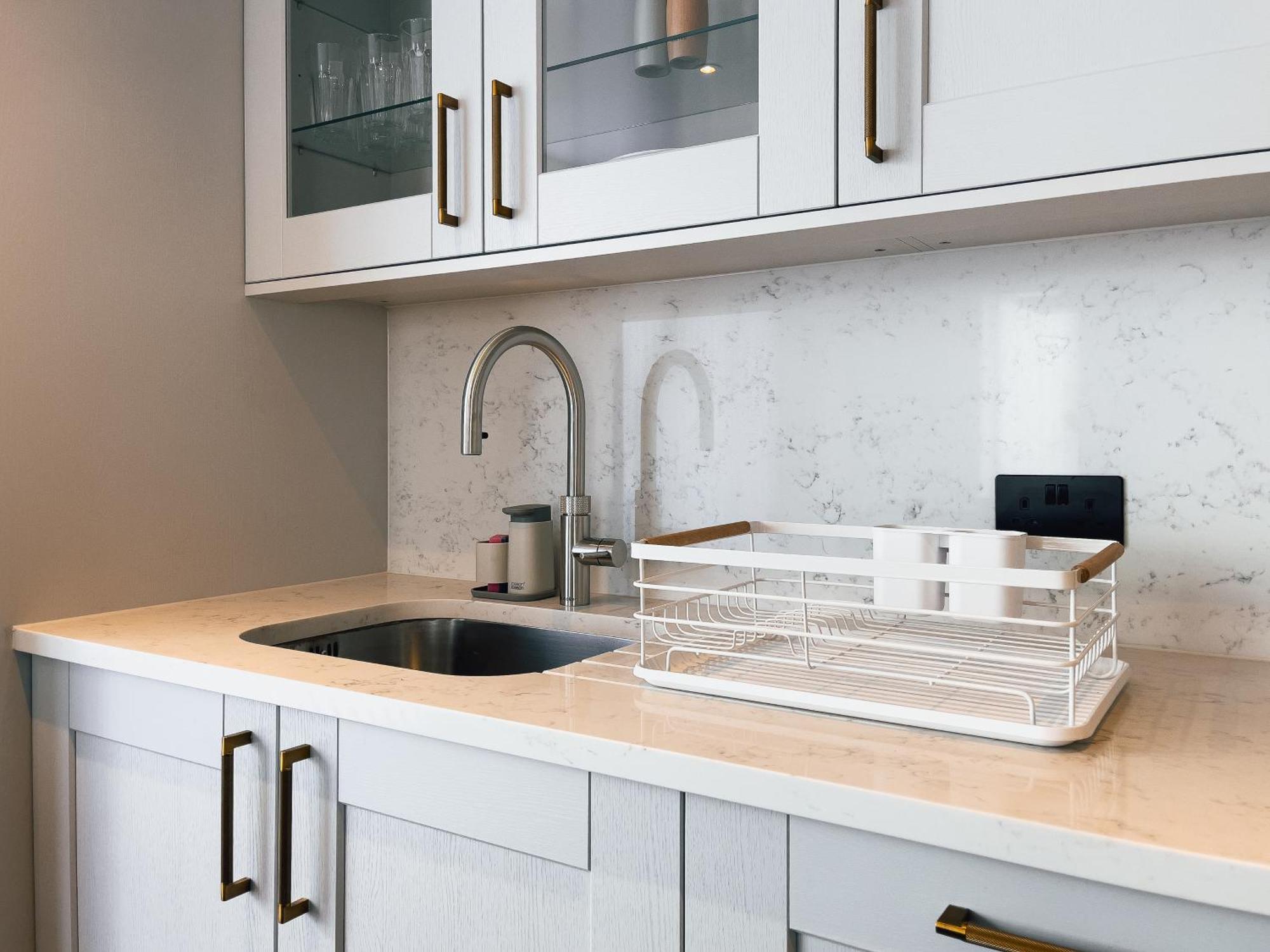 Luxe Penthouse Retreat: With Free Parking! * Brentford