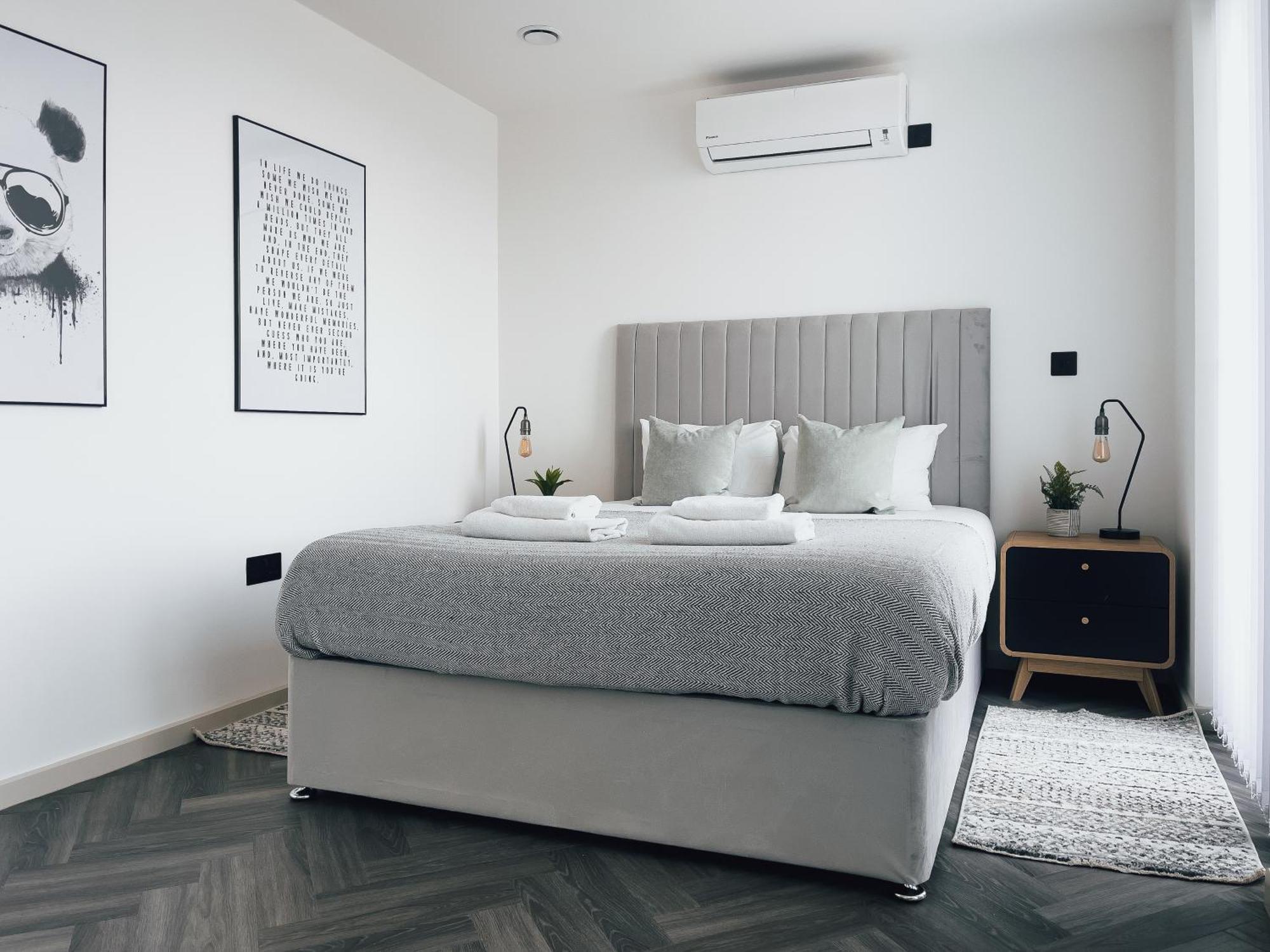 Apartment Luxe Penthouse Retreat: With Free Parking!