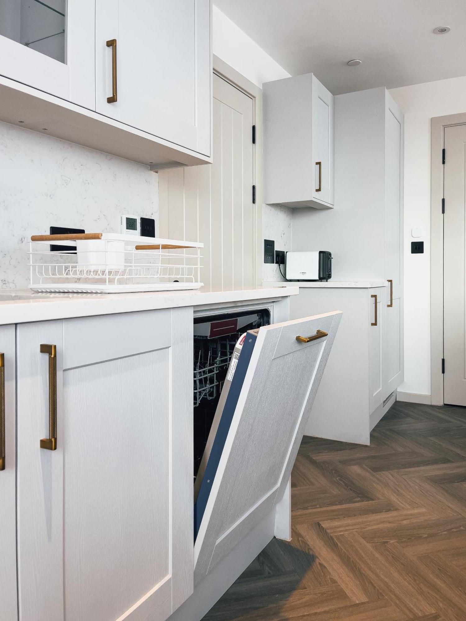 Luxe Penthouse Retreat: With Free Parking! Apartment Brentford