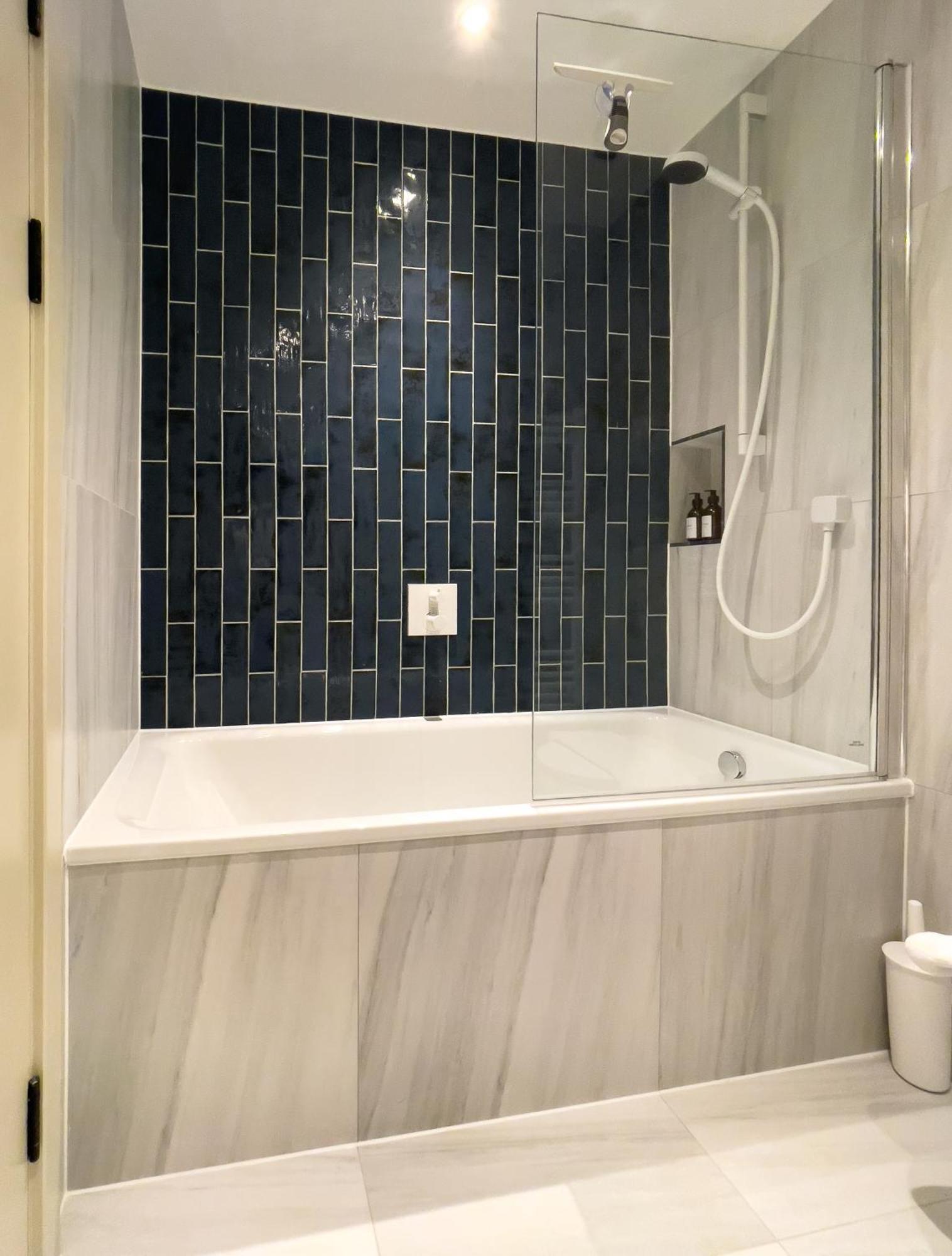 Luxe Penthouse Retreat: With Free Parking! Apartment