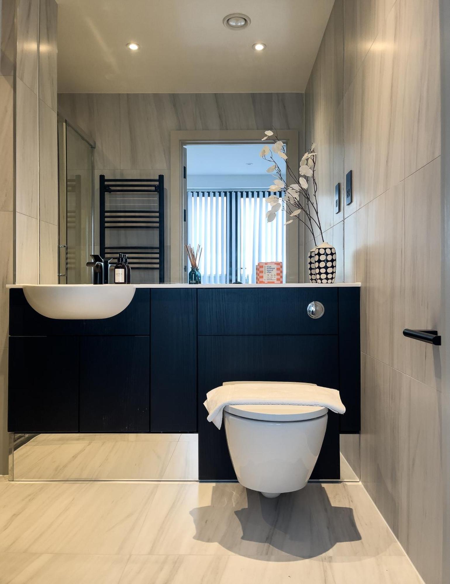 Luxe Penthouse Retreat: With Free Parking! Brentford
