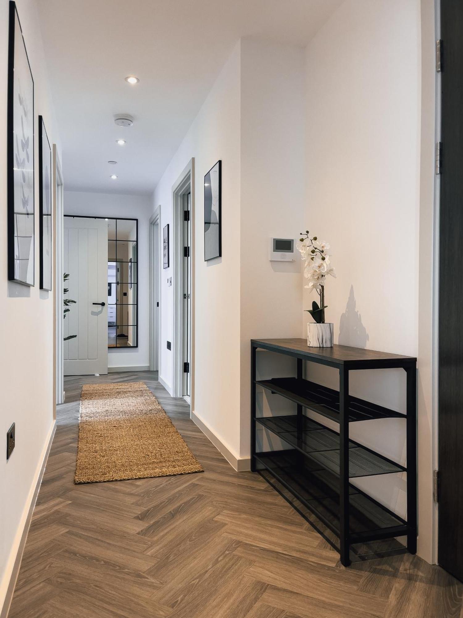 Luxe Penthouse Retreat: With Free Parking! Brentford