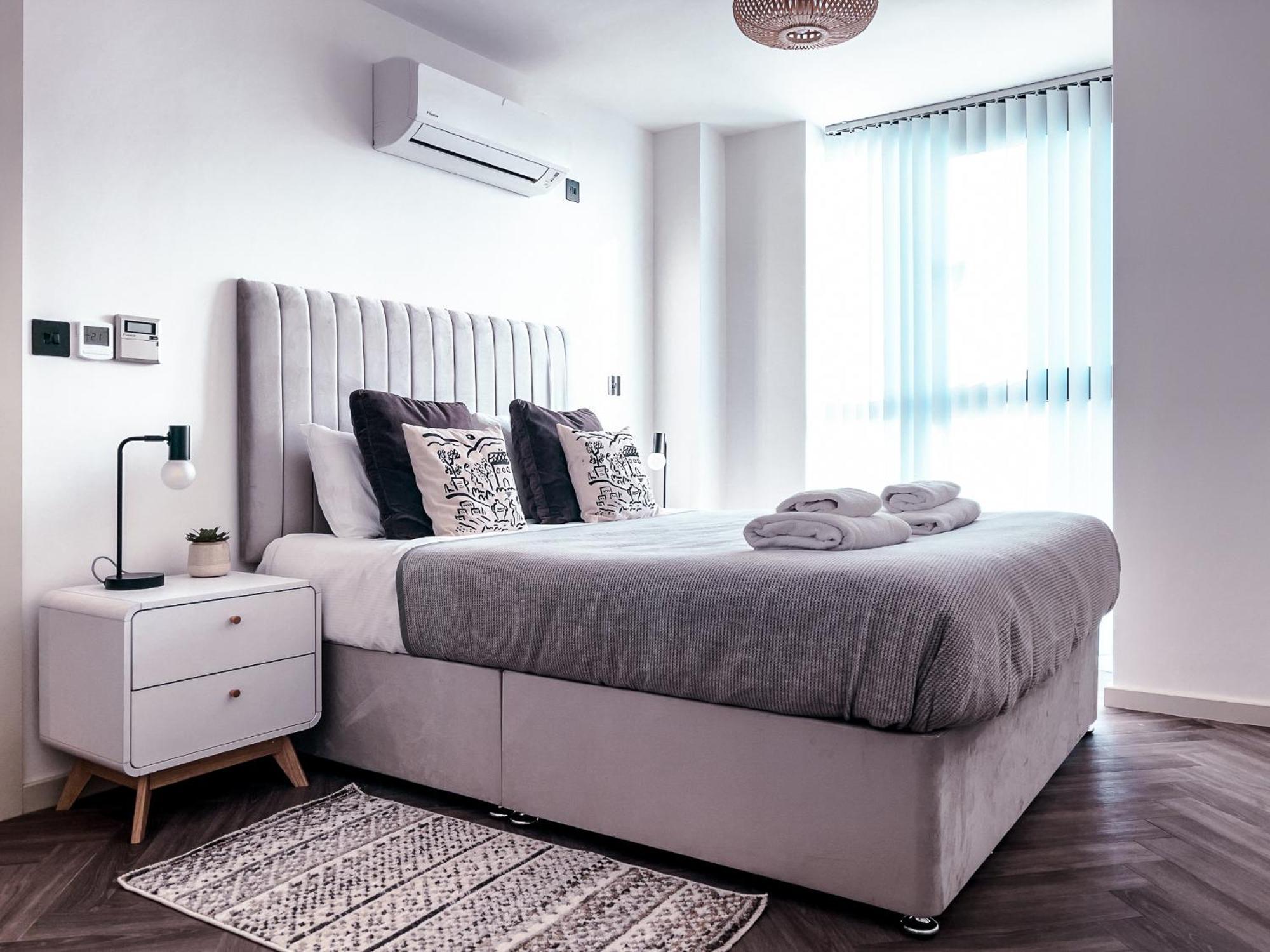 Luxe Penthouse Retreat: With Free Parking!
