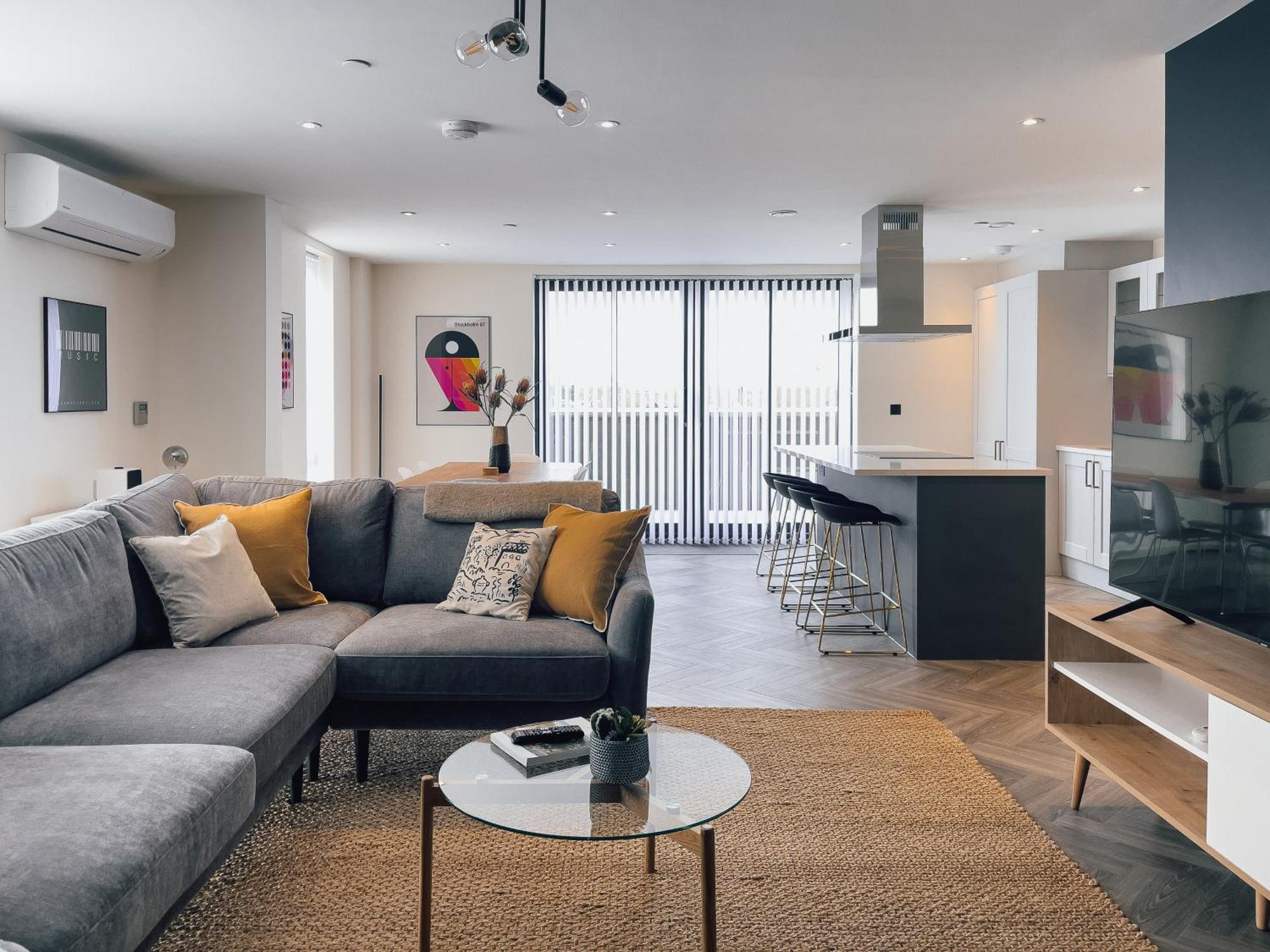 Luxe Penthouse Retreat: With Free Parking! Apartment
