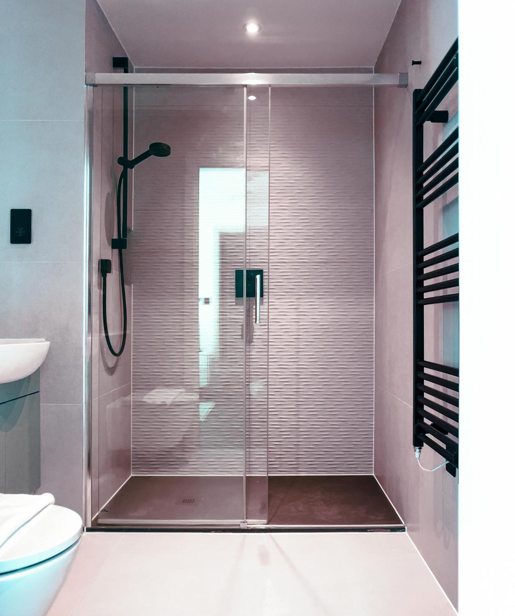 Apartment Luxe Penthouse Retreat: With Free Parking! Brentford