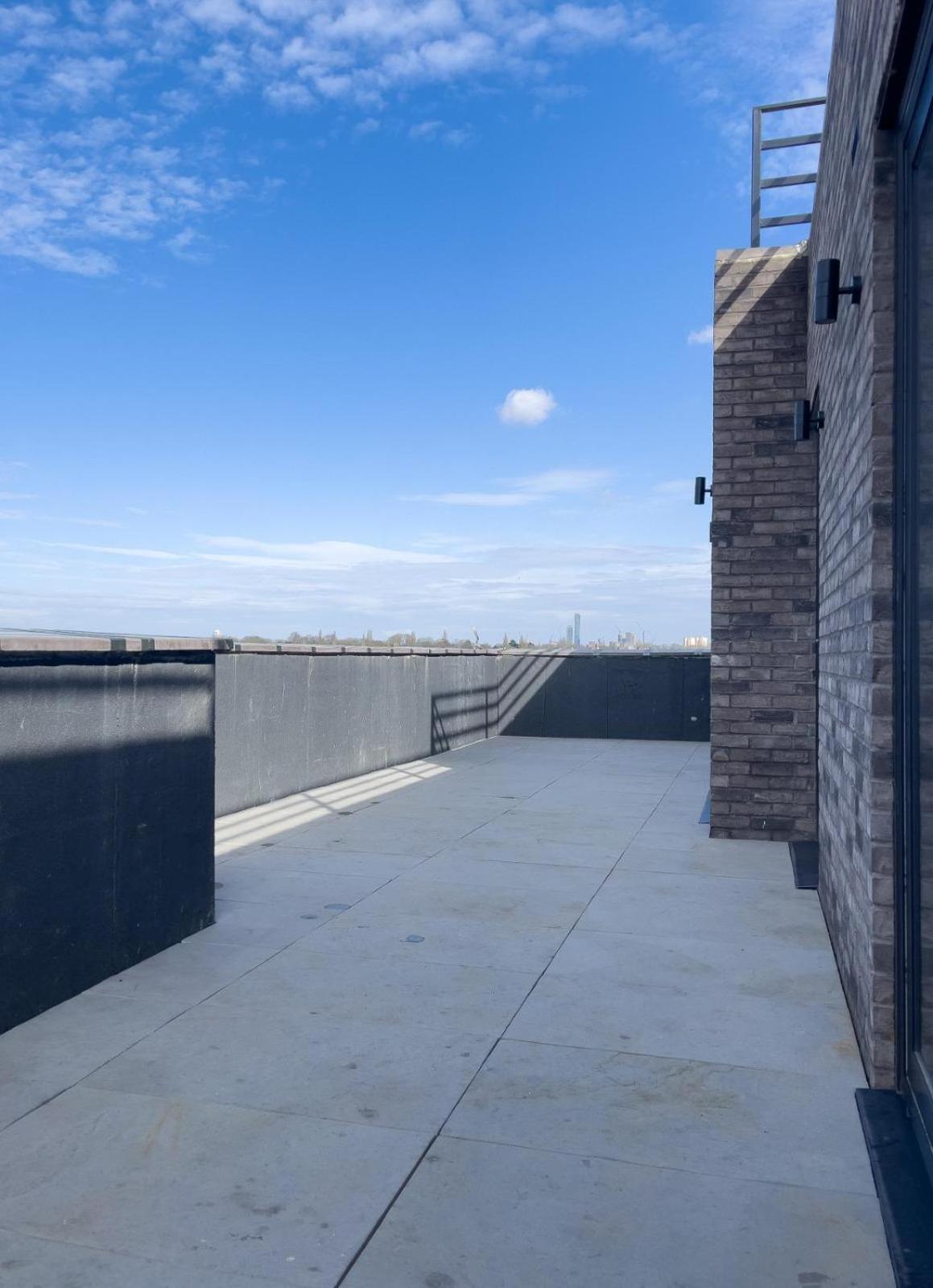 Luxe Penthouse Retreat: With Free Parking! *