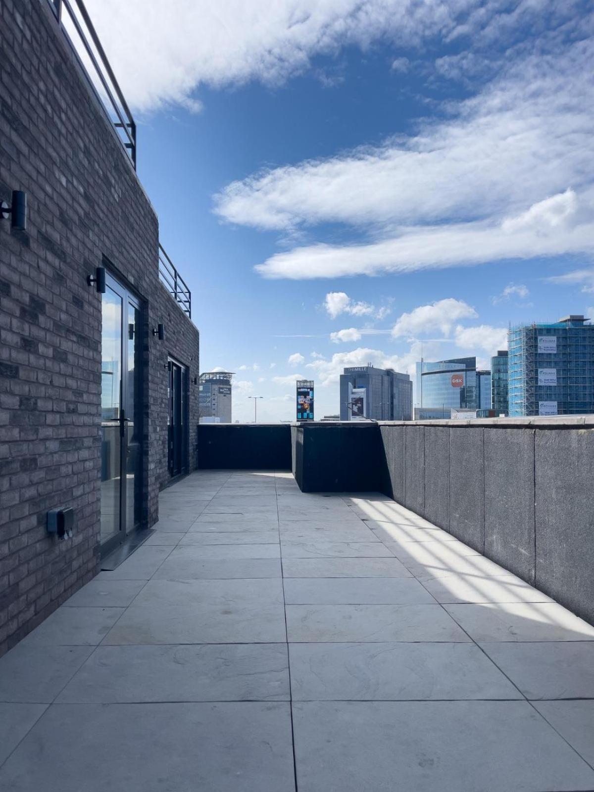 Luxe Penthouse Retreat: With Free Parking! *