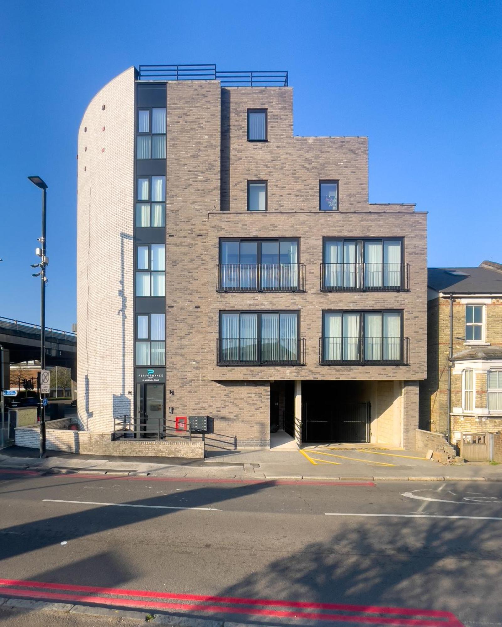 Luxe Penthouse Retreat: With Free Parking! Apartment